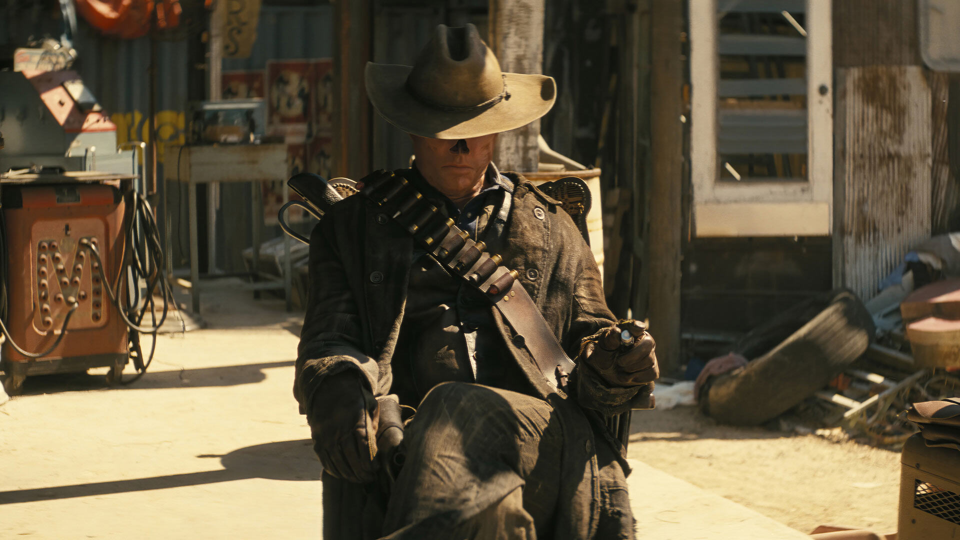 والتون گاگینز به انیمیشن Harry and the Mutant Mid-Century Furniture پیوست